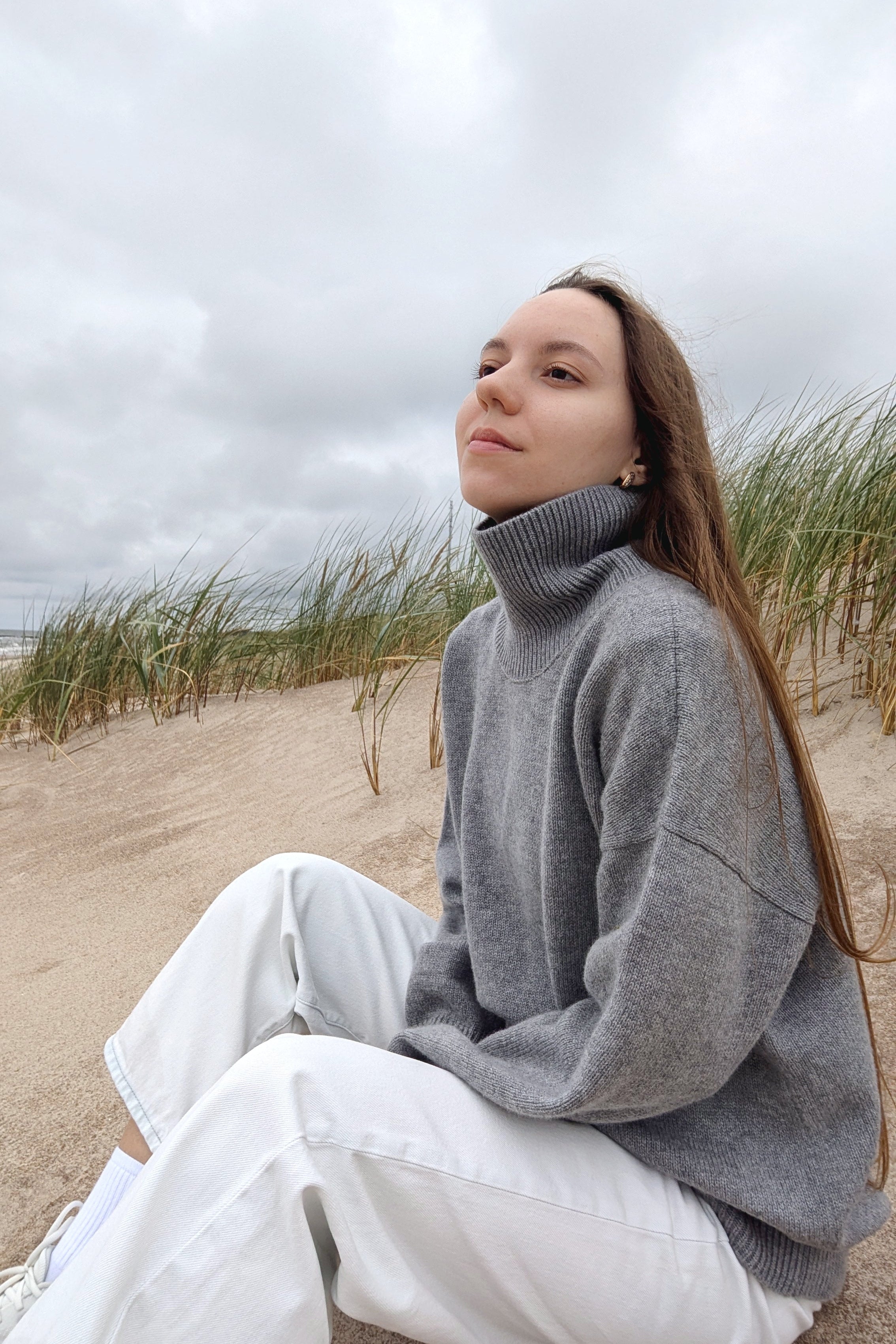 Light_gray knit sweater